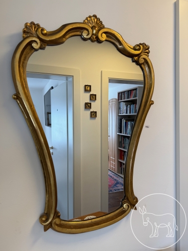 136 - Spiegel in goldenem Rahmen
