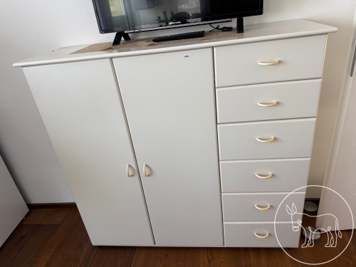 151 - Weiße Kommode