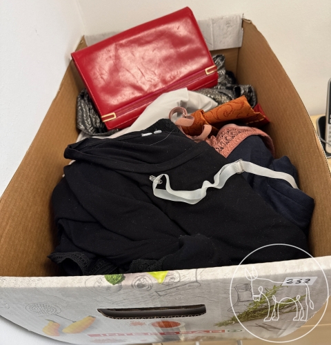 Bild 232 - Kiste voll Textilien