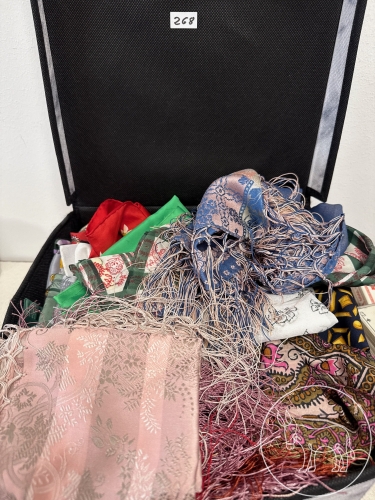 Bild 268 - Seidentücher Konvolut