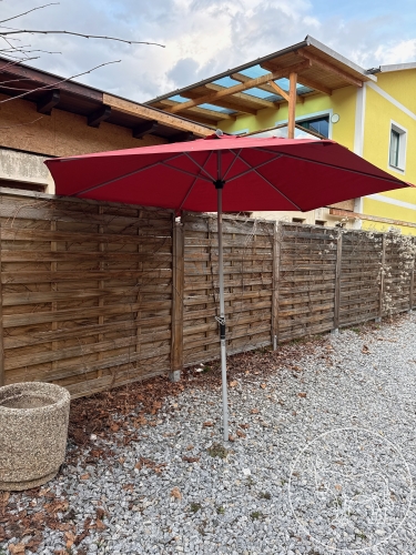 318 - roter Sonnenschirm