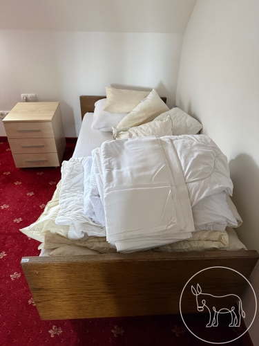 Bild 233 - Holzbett mit Matratze