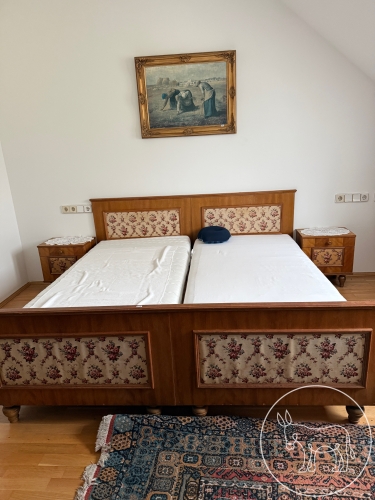 274 - Holzbett mit 2 Nachttischen