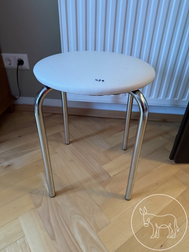 Bild 439 - Hocker auf 4 Beinen