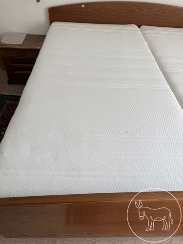 474 - massives Holzbett