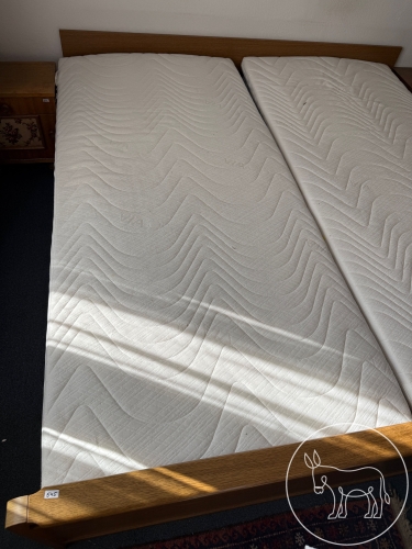 545 - massives Holzbett