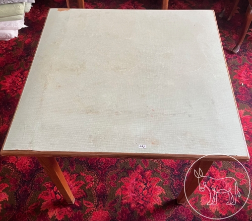 Bild 143 - Holztisch