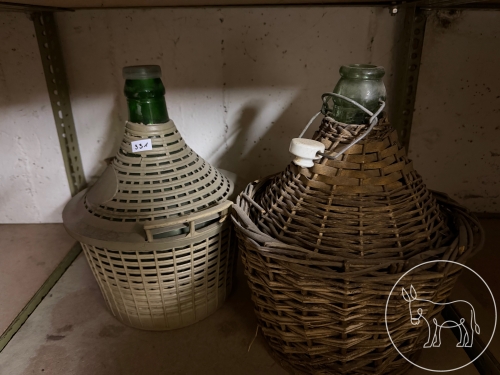 Bild 331 - 2 geflochtene Weinbehälter