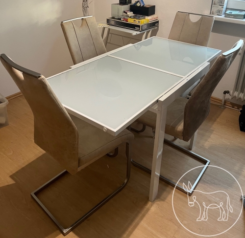 052 - Tisch mit 4 Stühlen