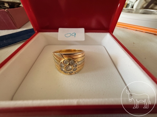 09 - Dreifärbiger Goldring mit Brillanten