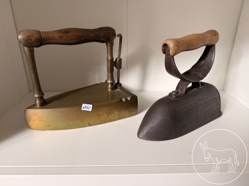 295 - 2 Antike Bügeleisen