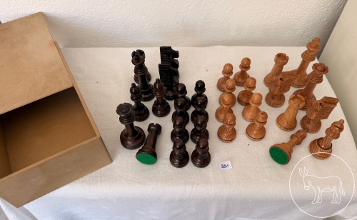 381 - geschnitzte Schachfiguren