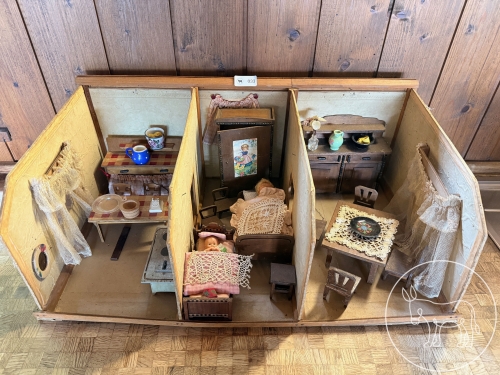 033 - Antikes Puppenhaus