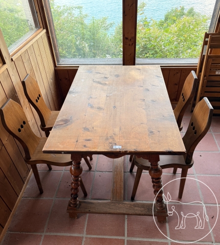 103 - Jogltisch mit 4 Sessel