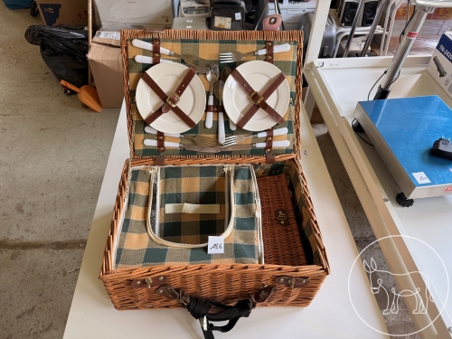 186 - Picknickkorb mit Inhalt