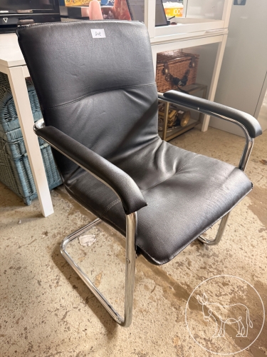 Bild 208 - schwarzer Kunstledersessel