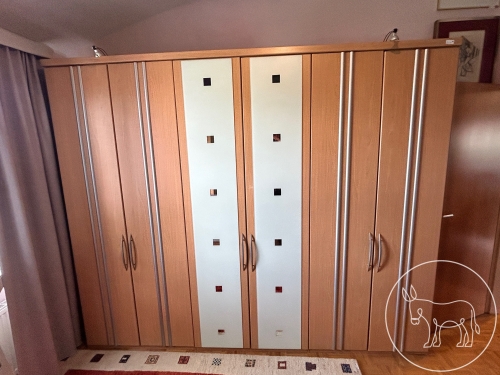 105 - 6-türiger Schrank