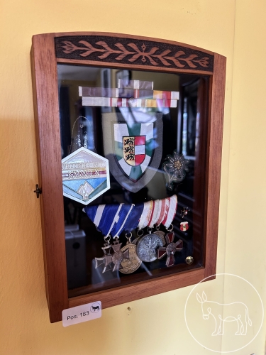 183 - Orden-Vitrine mit Inhalt