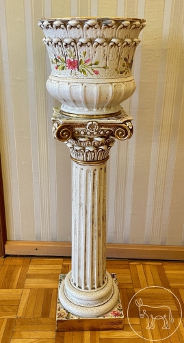 Säule mit Vase