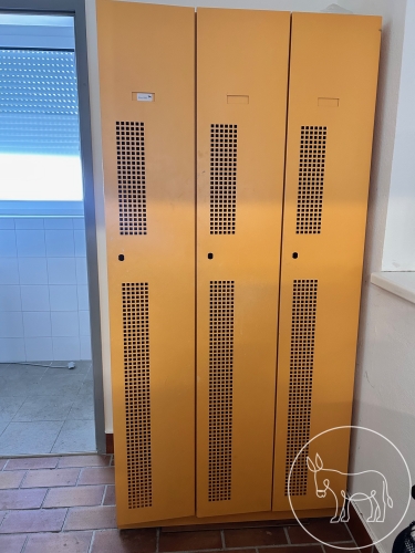 085 - Spint mit 3 Türen