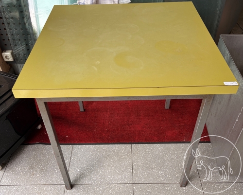Bild 117 - Tisch mit grüner Platte
