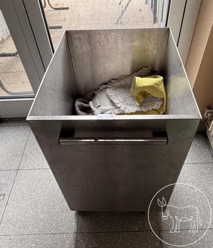 Bild 126 - Metallcontainer auf Rollen