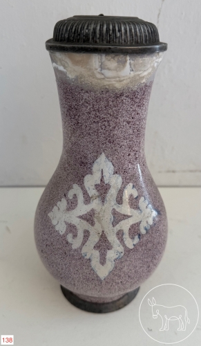 138 - Krug rosé mit Deckel und Fuß aus Messing