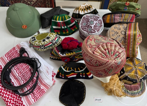 JB017 - Diverse traditionelle Kopfbedeckungen JB017 - Diverse traditionelle Kopfbedeckungen