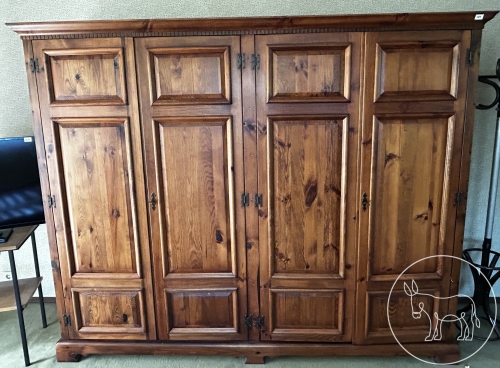 020 - Massiver Holzkleiderschrank