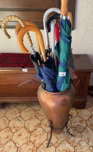Bild 142 - Schirmständer Messing mit Inhalt