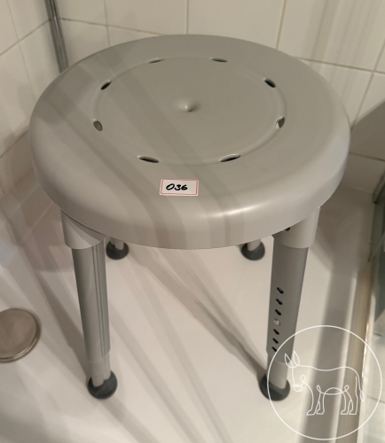 036 - Dusch-Hocker