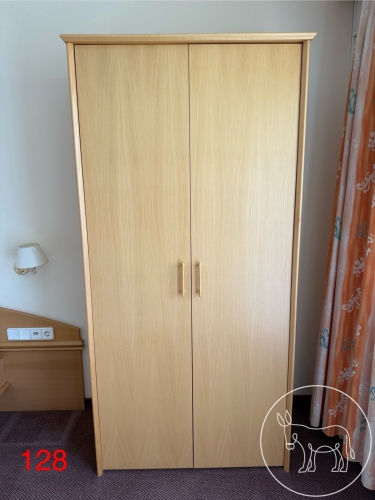 128 - Hummel Kleiderschrank