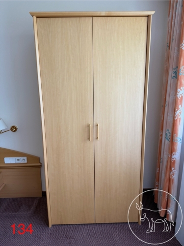 134 - Hummel Kleiderschrank
