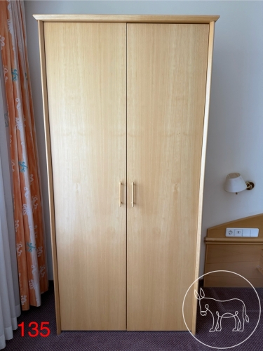 135 - Hummel Kleiderschrank