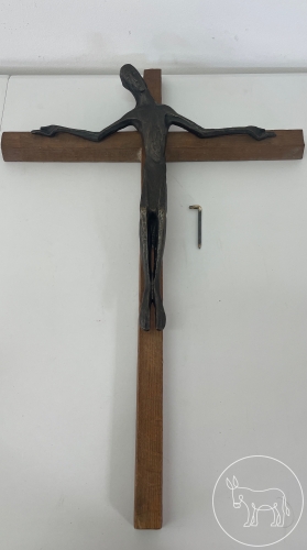 Jesusfigur auf Holzkreuz