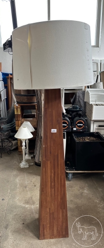 Bild 076 - Stehlampe mit massivem Holfuß