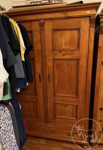 057 - antiker Kleiderschrank (ohne Inhalt)