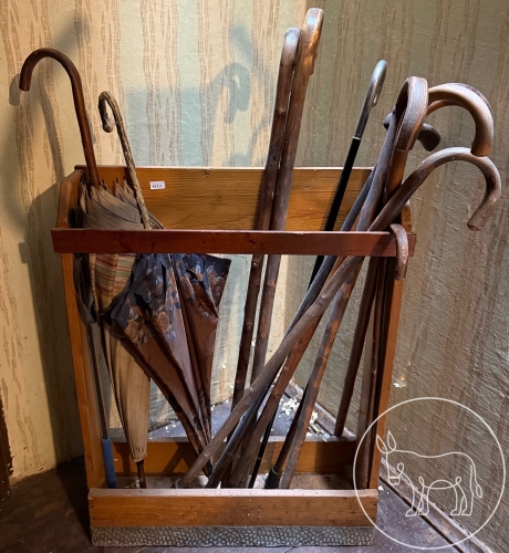 071 - Schirmständer mit Spazierstöcken und alten Schirmen