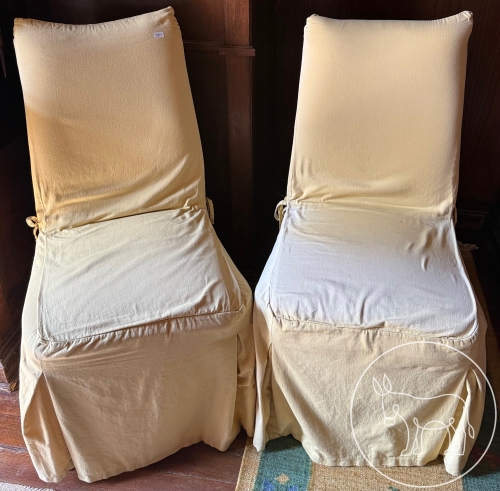 084 - 2 gepolsterte Sessel mit Husse