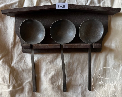 098 - 3 antike Zinnlöffel auf Holzregal