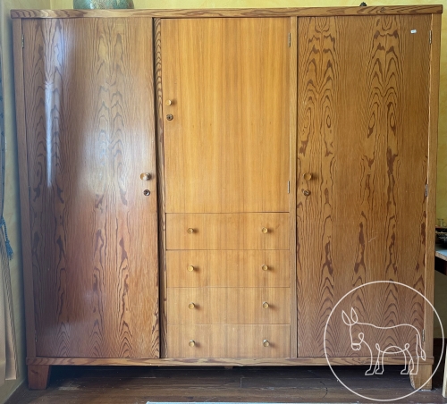 123 - Alter Kleiderschrank