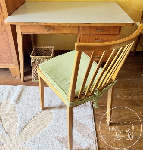 124 - Alter Schreibtisch aus den 50er60er Jahren mit Sessel und Mülleimer