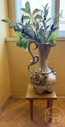 Bild 147 - Antike Vase mit Deko auf kleinem Tisch