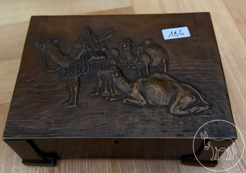 Bild 186 - Bronze-Kiste mit Relief