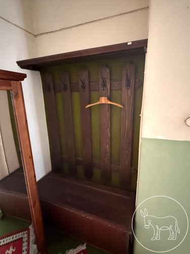 207 - Garderobe mit Holztruhe