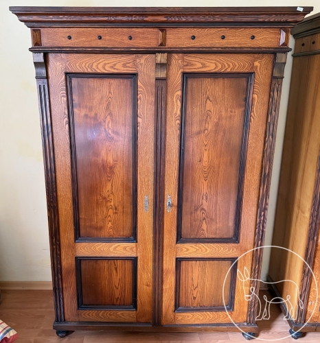 294 - massiver Holzschrank