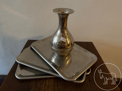 Bild 317 - 3 Tabeltts und Vase