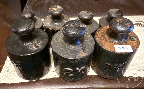 Bild 328 - antike Gewichte