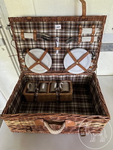 010 - Picknickkoffer mit Geschirr