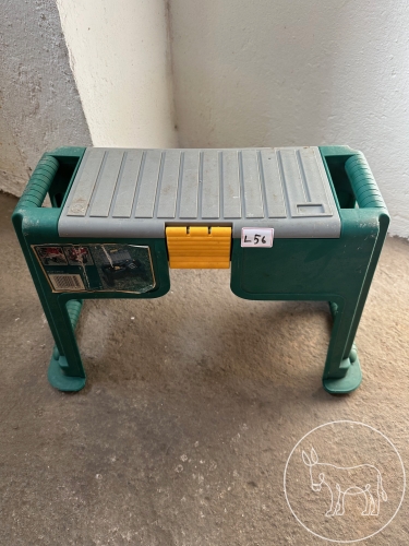056 - Gartenhocker mit Werkzeugfach
